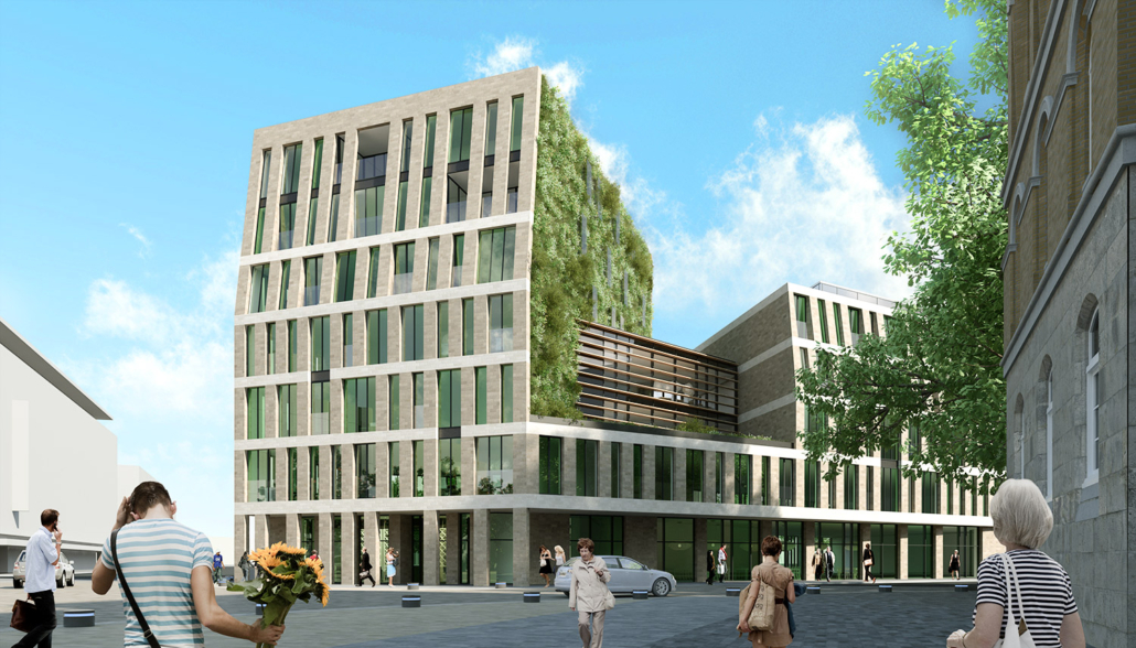 Modernes mehrstöckiges Gebäude mit grünen vertikalen Gärten an der Fassade, großen Fenstern und Menschen, die auf einem offenen Platz spazieren gehen; eine Person im Vordergrund hält einen Blumenstrauß unter einem strahlend blauen Himmel.