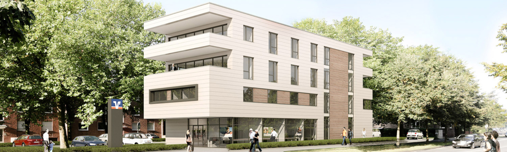 Ein modernes, dreistöckiges Gebäude mit großen Fenstern, heller Fassade und Balkonen ist von Bäumen umgeben. Menschen gehen auf dem Bürgersteig, Autos parken entlang der Straße. In der Nähe des Gebäudes steht ein Bankschild.