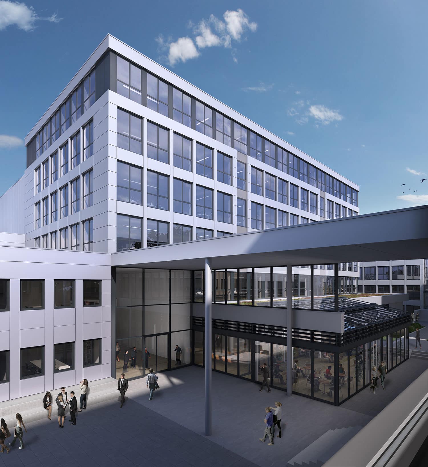 Modernes Bürogebäude mit großen Glasfenstern, Menschen, die an einem sonnigen Tag draußen spazieren und stehen, und einem Innenhof unterhalb des erhöhten Gehwegs. Der Himmel ist klar mit ein paar Wolken.
