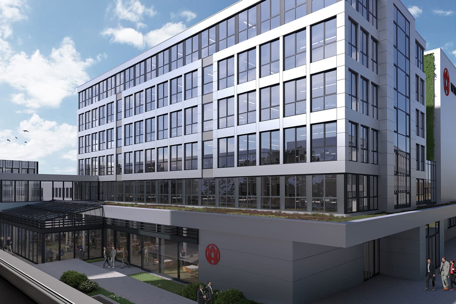 Modernes Bürogebäude mit großen Glasfenstern und mehreren Stockwerken, ebenerdigem Eingang und Fußgängern in der Nähe. Der Himmel ist teilweise bewölkt, und das Gebäude trägt ein rotes, rundes Logo.