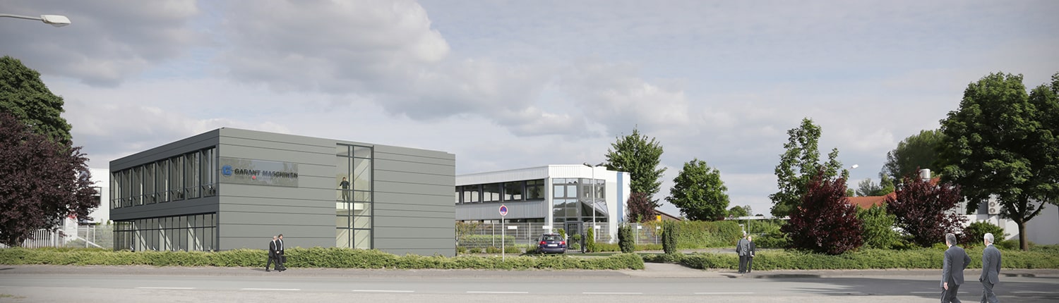Ein modernes Bürogebäude mit grau-weißen Fassaden, umgeben von Bäumen und Grünflächen. Mehrere Menschen gehen auf dem Gehweg davor, und ein Auto parkt in der Nähe des Eingangs hinter einem Zaun. Der Himmel ist teilweise bewölkt.
