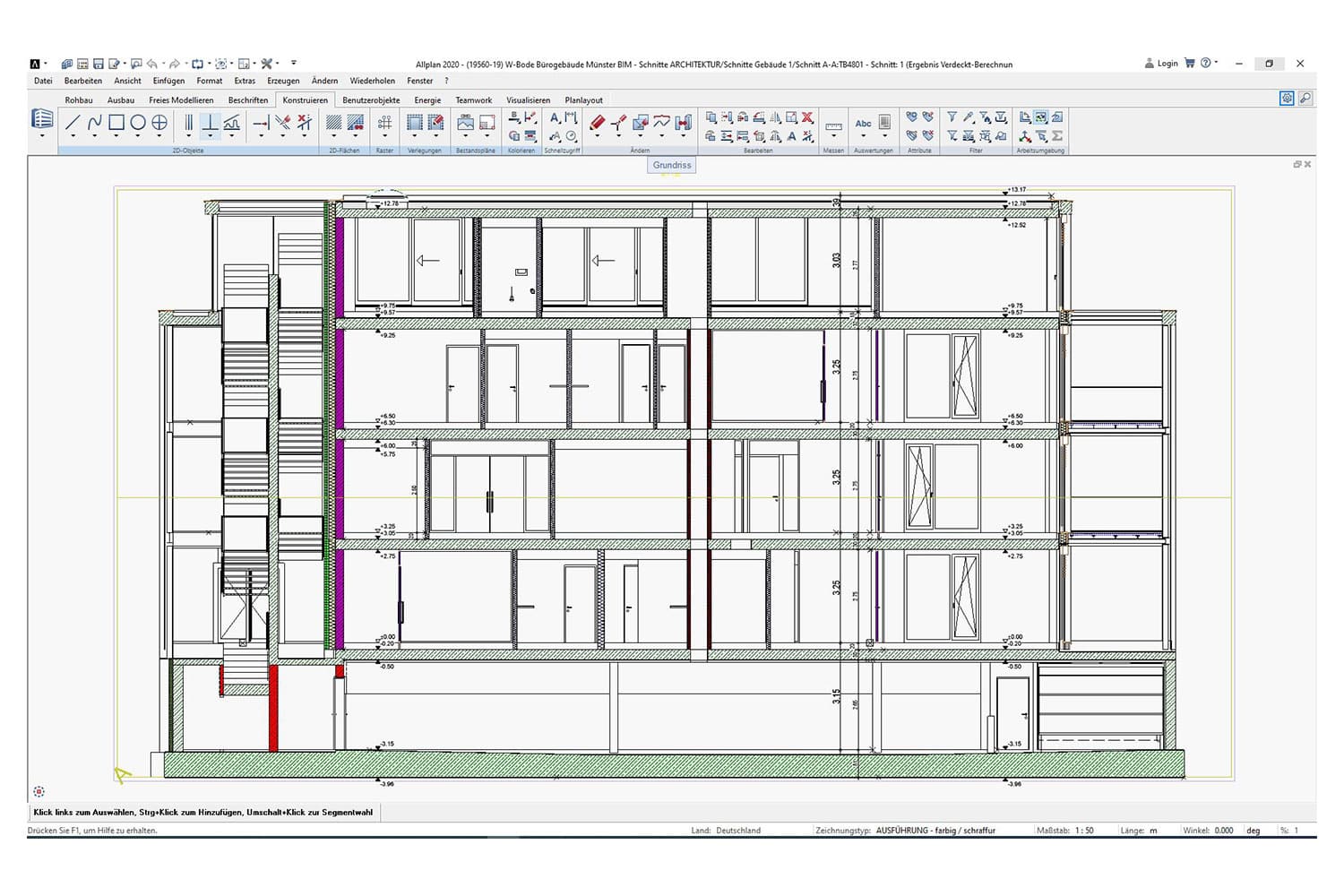 Architektonische Schnittzeichnung eines mehrstöckigen Gebäudes in CAD-Software, die Stockwerke, Räume, Treppen, Wände und Strukturelemente zeigt, wobei farbige Linien die verschiedenen Baukomponenten kennzeichnen.