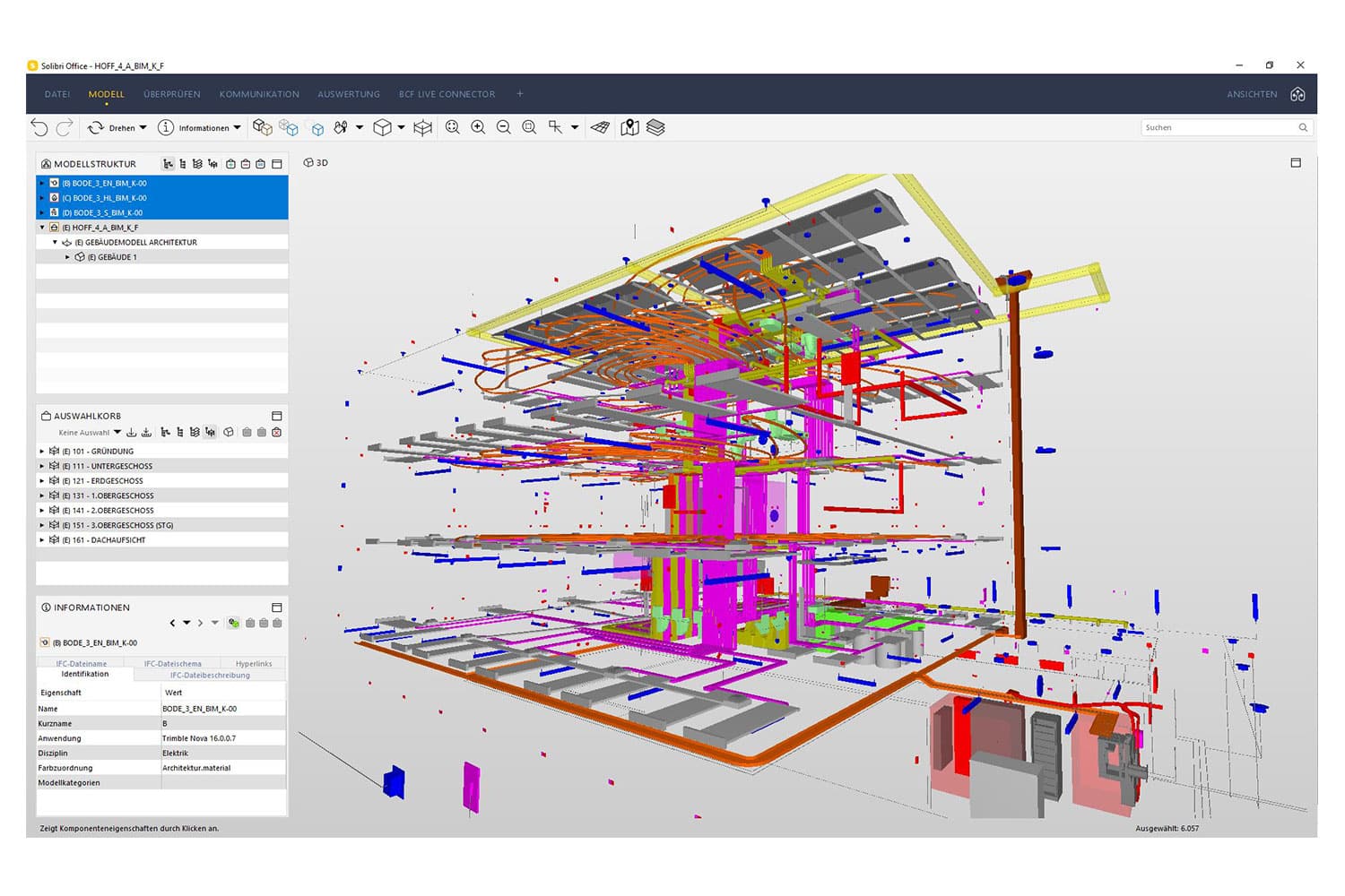 Auf einem Computerbildschirm wird ein 3D-Gebäudemodell angezeigt. Es zeigt die Struktur-, Elektro- und Sanitärsysteme in verschiedenen Farben und mit verschiedenen Stockwerken. Menüs und Werkzeuge sind rund um die Modelloberfläche sichtbar.