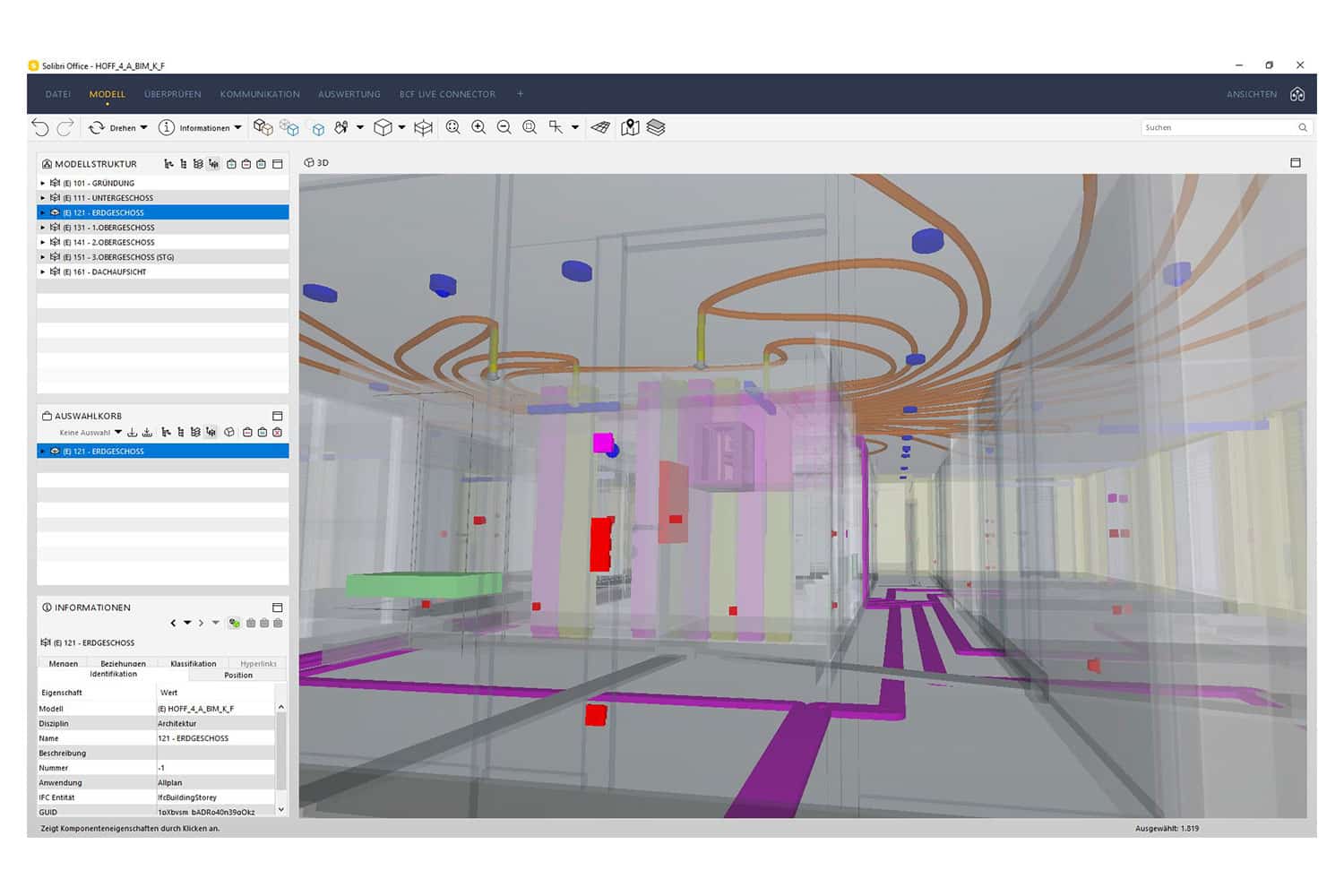 In einer Architekturdesignsoftware wird ein 3D-Gebäudemodell angezeigt, das transparente Wände, freiliegende Strukturelemente, elektrische Leitungen und farbige Rohrleitungssysteme in einem offenen Innenraum zeigt.