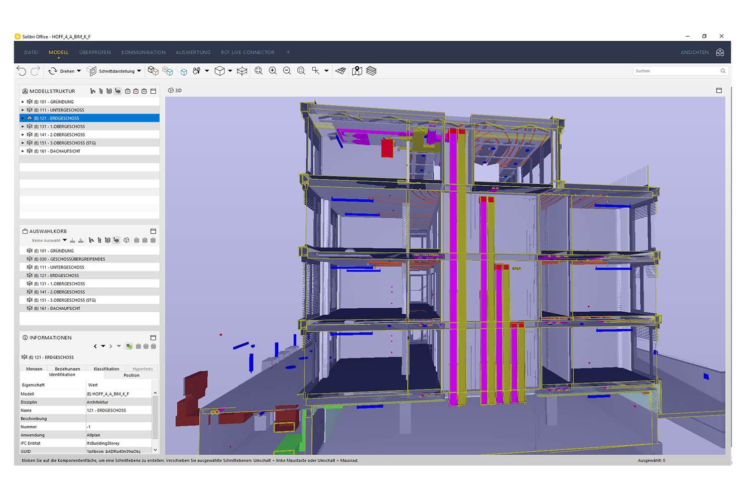 Auf einem Computerbildschirm wird ein 3D-Architekturmodell eines mehrstöckigen Gebäudes angezeigt, das Grundrisse, Strukturelemente und farbige Hervorhebungen in einer BIM-Softwareschnittstelle (Building Information Modeling) zeigt.