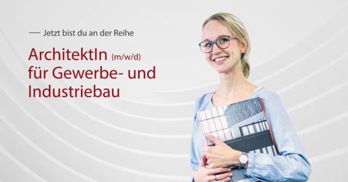 Eine lächelnde Frau mit Brille hält Architekturpläne in der Hand. Der Text lautet: Jetzt bist du an der Reihe. ArchitektIn (m/w/d) oder BauzeichnerIn für Gewerbe- und Industriebau. Der Hintergrund ist hell mit abstrakten geschwungenen Linien.