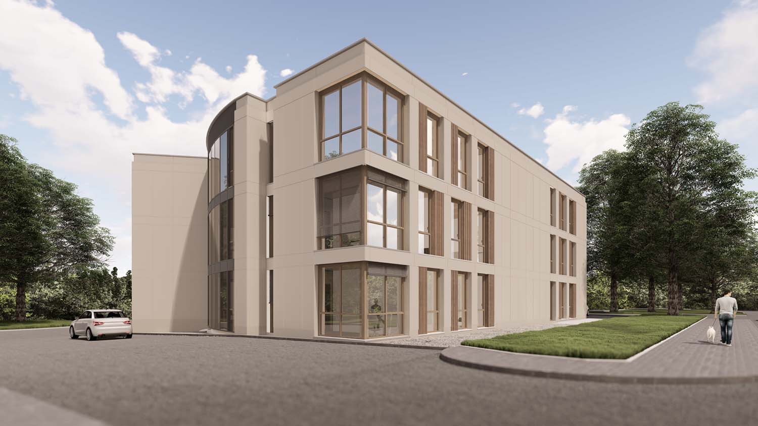 Ein modernes dreistöckiges Gebäude mit großen Glasfenstern und beiger Fassade steht in einer ruhigen Straße. Ein weißes Auto parkt in der Nähe, und eine Person geht mit einem Hund auf einem von Bäumen gesäumten Gehweg spazieren.