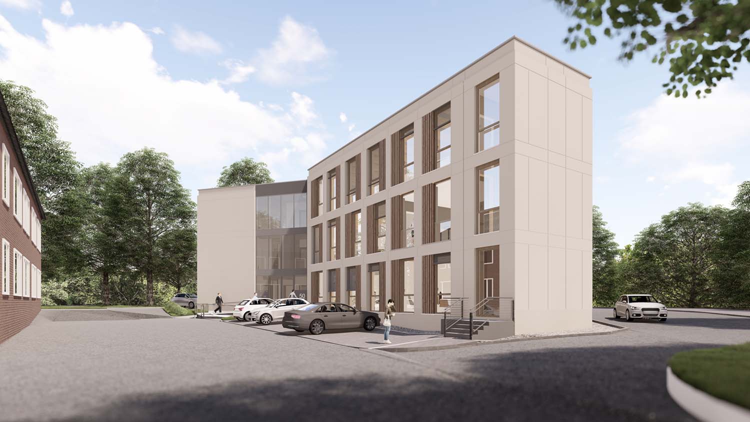 Ein modernes, dreistöckiges Gebäude mit großen Fenstern und einer hellen Fassade steht in der Nähe eines Parkplatzes mit mehreren Autos und wenigen Menschen. Bäume umgeben das Gelände unter einem teilweise bewölkten Himmel.