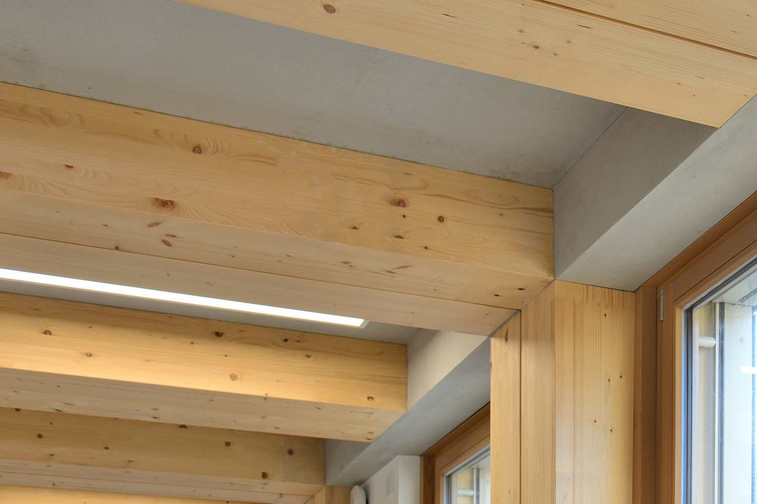 Blick auf die Holz-Hybrid-Decken von CREE im STEPS, Gronau. Geplant von HOFF und Partner.