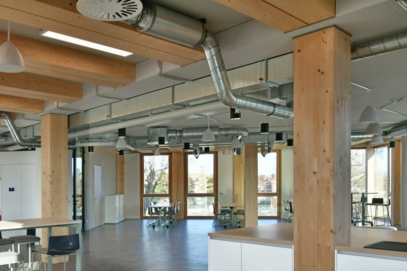 Blick auf Lüftungsrohre im STEPS Bürogebäude, Gronau. Geplant von HOFF und Partner.